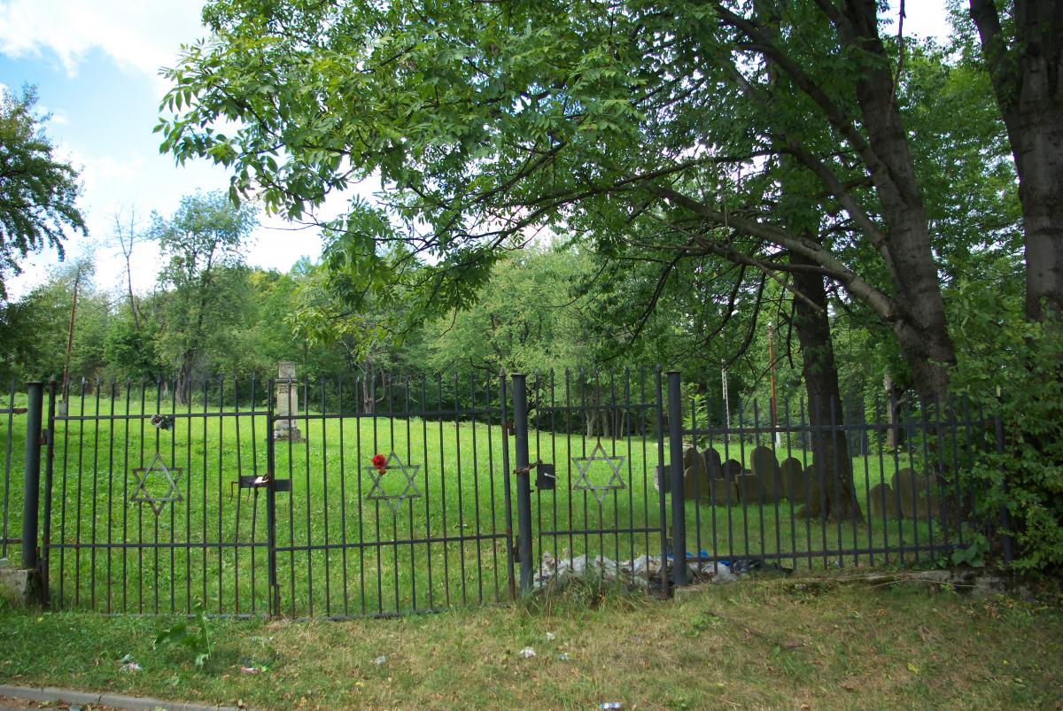 Wikipedia, Cemetery gates in Sanok, New jewish cemetery in Sanok, Photographs by Lowdown, Self-publi