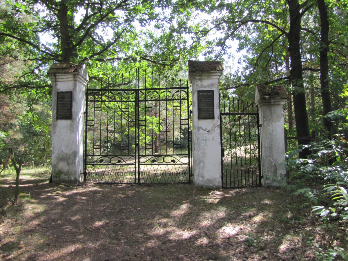 Wikipedia, Jewish cemetery in Ulanw, Self-published work